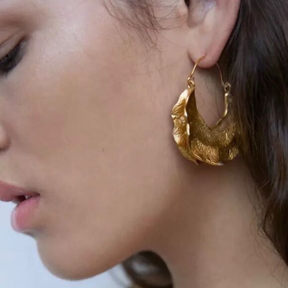 Zara Jewelry - #392 Zara gold crescent moon hoop earrings